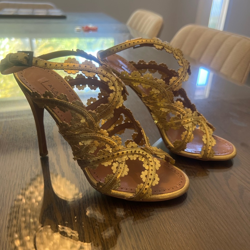 Alaia Gretchen gold strappy sandal - Picture 4 of 7